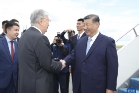 ཞི་ཅིན་ཕིང་ཨ་སི་ཐ་ནར་འབྱོར་ནས་ཧྲང་ཧའེ་མཉམ་ལས་རྩ་འཛུགས་ཁོངས་མི་རྒྱལ་ཁབ་ཀྱི་གཙོ་བདག་གི་ལས་འཛིན་ལས་འཛིན་ལྷན་ཚོགས་ཀྱི་གྲོས་ཚོགས་ཐེངས་ཉེར་བཞི་པར་ཞུགས་པ་མ་ཟད་ཧ་སག་སི་ཐན་ལ་རྒྱལ་དོན་འཚམས་འདྲི་གནང་བ།