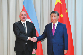 ཞི་ཅིན་ཕིང་གིས་ཨ་ཟེར་བྷེ་ཇན་གྱི་ཙུང་ཐུང་ཨ་ལི་ཡེ་ཧྥུའུ་དང་མཇལ་འཛོམས་གནང་བ།