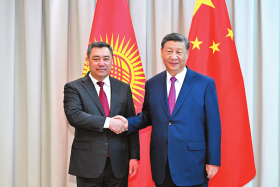 ཞི་ཅིན་ཕིང་གིས་ཁེར་གྷི་སི་ཐན་གྱི་ཙུང་ཐུང་ཀྲ་ཕཱ་ལུའོ་ཧྥུའུ་དང་མཇལ་འཛོམས་གནང་བ།