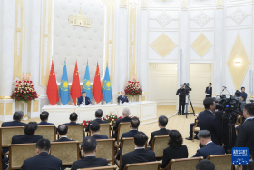 ཞི་ཅིན་ཕིང་གིས་ཧ་སག་སི་ཐན་གྱི་ཙུང་ཐུང་དང་མཉམ་དུ་གསར་འགོད་པར་ཐུག་འཕྲད་གནང་།