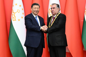 ཞི་ཅིན་ཕིང་གིས་ཐཱ་ཅི་ཁི་སི་ཐན་གྱི་ཙུང་ཐུང་ལ“མཛའ་བརྩེའི་གཟེངས་རྟགས”གནང་།