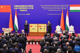 ཞི་ཅིན་ཕིང་ཐཱ་ཅི་ཁི་སི་ཐན་གྱི་ཙུང་ཐུང་དང་མཉམ་དུ་ཀྲུང་གོས་ཐཱ་ཅི་ཁི་སི་ཐན་ལ་རོགས་སྐྱོར་བྱེད་པའི་གྲོས་ཁང་ཐོག་ཁང་དང་སྲིད་གཞུང་ཐོག་ཁང་ལེགས་འགྲུབ་བྱས་པའི་མཛད་སྒོར་ཞུགས།