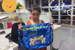 Chengdu FISU World University Games-Pretty Tibetan Kid DIY the Gift Bag