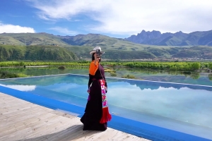 The shooting titbits of A Joyful Picnic Season -- Rinchen Drolma's tour in Garze's scenic spot Fifteen Moons