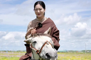 Kangba TV host Tsomo Gye invites you to have a sightseeing tour of Hongyuan County