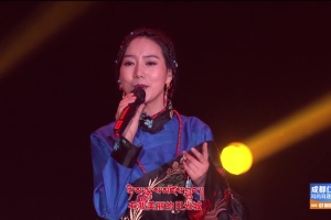 Singing clip of Tibetan song Happy Lhasa