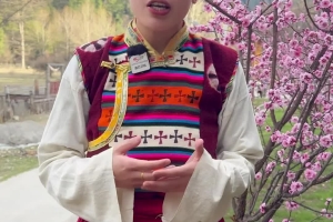 Wearing the popular local costume, Ngodrup invites you to Bome, Nyingchi