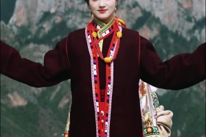 Click on the video to see the traditional women's costumes of Tewo County in Gannan