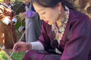 Join Kangba TV host Wengche in Bomi for an experience of the intangible cultural heritage: handwoven backpack crafting