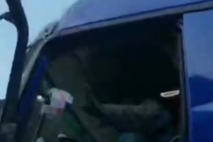 Truck driver shares food with hungry cyclists in remote region