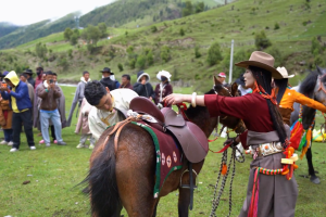 A video of the black tent pitching competition at the 9th Community Gathering in Quewa Luke Village, Dawu County, Garze Tibetan Autonomous Prefecture, Sichuan province.