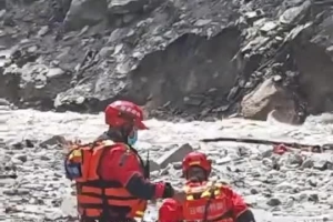 Rescuers push toward hardest-hit area after mudslide in Xizang
