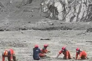Rescuers brave harsh terrain at Gyirong Port