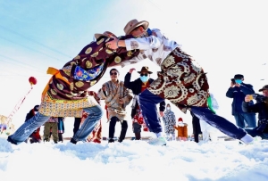 甘肃肃南：藏乡冰雪运动欢乐多