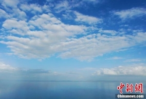 航拍黃河源頭鄂陵湖水天一色壯美如畫