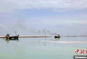“天空之鏡”青海茶卡鹽湖：迎黃金旅游季，獨(dú)特景色引客來(lái)