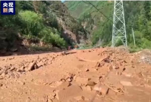 四川甘孜州色達縣突發泥石流導致國道G227線斷道