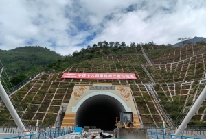 9年攻堅(jiān)！滇藏鐵路哈巴雪山隧道施工完成