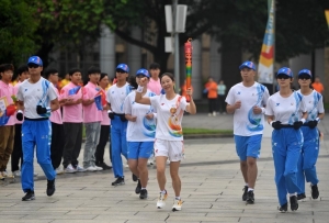 成都大運(yùn)會火炬?zhèn)鬟f成都站第三日152棒火炬手接力傳遞
