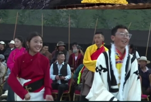 #2023四川甘孜山地文化旅游節 點燃“民族團結”之火，“青稞之夜”篝火晚會游客和當地群眾載歌載舞，暢享美好生活。