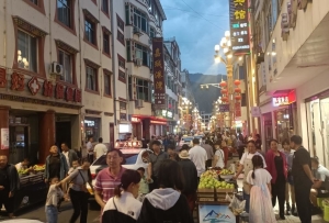 小金：農(nóng)產(chǎn)品夜市 點亮經(jīng)濟“夜態(tài)美”！