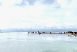 夏日游青海 茶卡鹽湖水天相接美景如畫