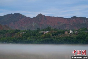 青海尖扎：夏日雨后薄霧 黃河現(xiàn)朦朧