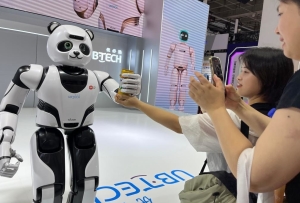 新華全媒+｜“機器人總動員”：看，他們在“大顯身手”