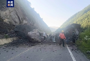 山體崩塌致國道G227線四川稻城段斷道