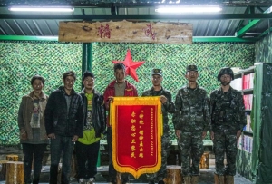 路橋坍塌群眾受困 武警官兵緊急救援