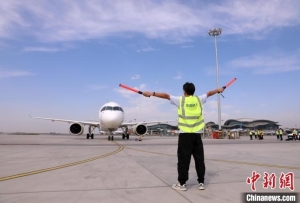 C919大型客機飛抵烏魯木齊 國產客機新疆演示飛行全面展開