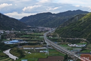 火車即將開進川西高原，阿壩這個村莊“摩拳擦掌”