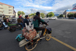 追光丨一個(gè)中年人用共享單車騎行到拉薩 3500公里之間他都經(jīng)歷了什么？