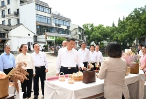 習(xí)近平在浙江金華市考察調(diào)研