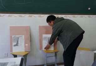Hangzhou teacher brings art and inspiration to Tibetan boarding school