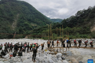 Rescue underway in quake-hit Sichuan (I)