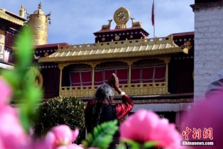 Pilgrims visit Lhasa in winter