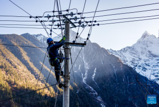 Pic story: power supply worker witnesses tremendous changes in Yubeng Village, SW China