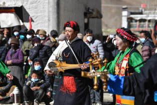 People watch gala performance to celebrate Sonam Losar and Spring Festival in China's Tibet