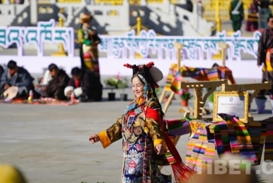 “以服饰文脉 讲西藏故事”拉萨服饰周开幕