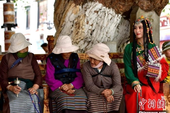 Tibetan Costume Photoshoots, a Hit Among Tourists