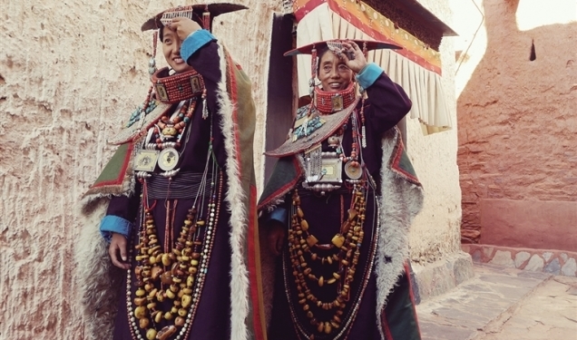 གནས་འདི་ནས་སྤུ་ཧྲེང་རྒྱན་གོས་ཀྱི་ངོ་མཚར་གླུ་རུ་ལེན།