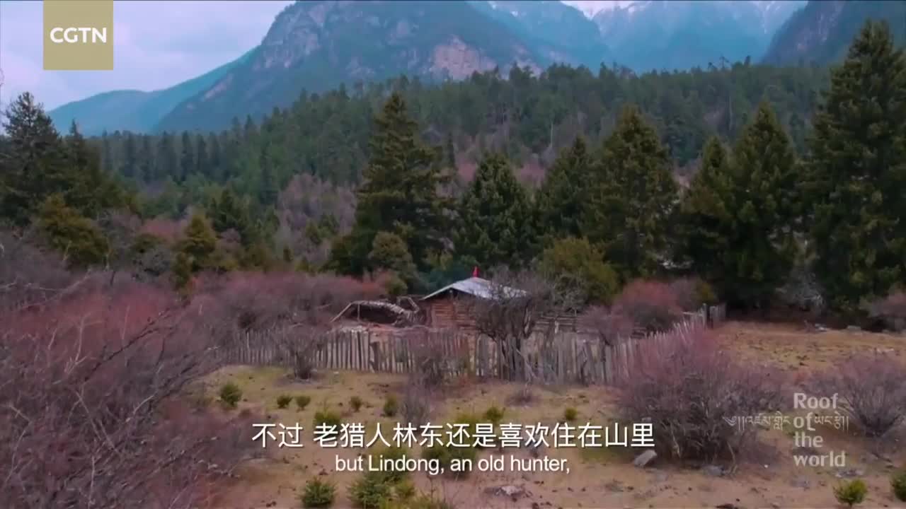 Roof of the world:The old Lhoba hunter living in mountains