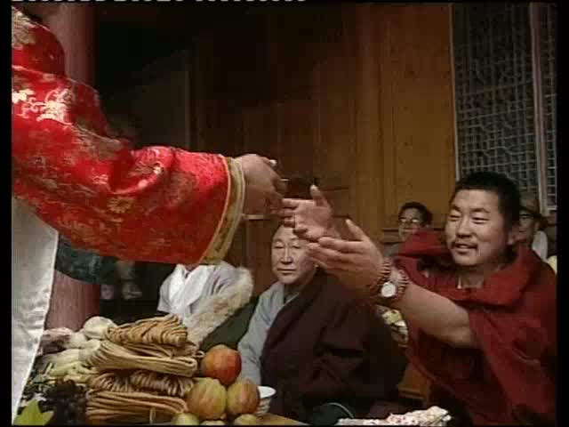 དགུང་སྔོན་པོ་མཐོ་ཡང་སྤྲིན་དཀར་དམའ།