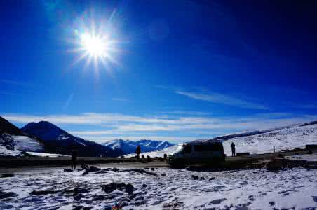 Trudging through the Baima Snow Mountain