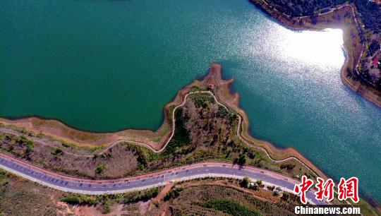 图为航拍下的莲花湖水质清澈明净。　赵凛松 摄