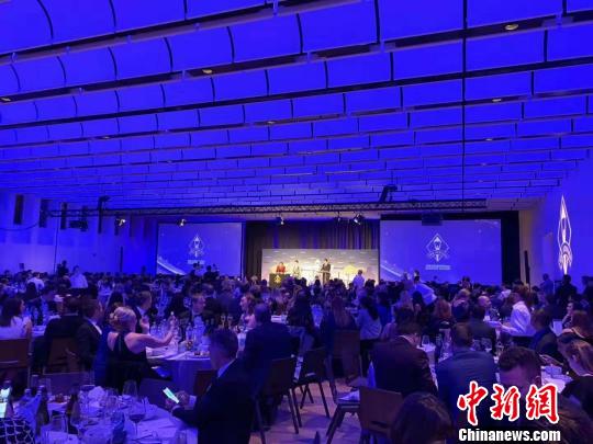 北京时间10月20日，“发现喜马拉雅”西藏当代艺术展暨西藏非遗走进成都系列活动在奥地利维也纳获得“2019国际企业大奖年度市场营销活动铜奖”。图为颁奖现场。　受访人供图 摄