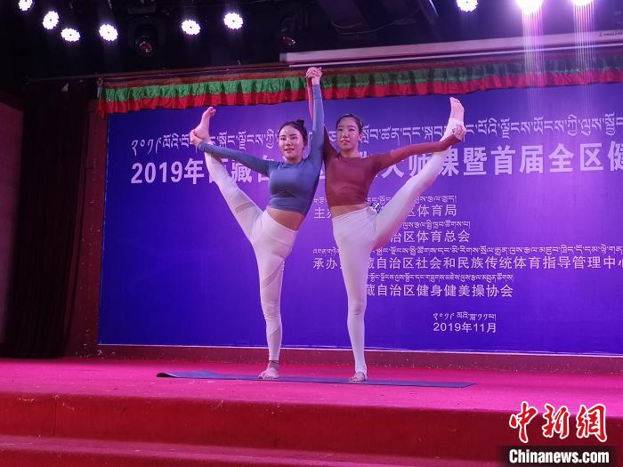 图为选手表演瑜伽动作。　赵朗 摄