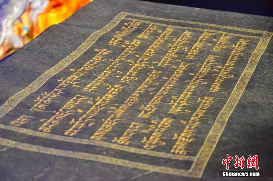 世界最大的手寫金書在青海獲認證