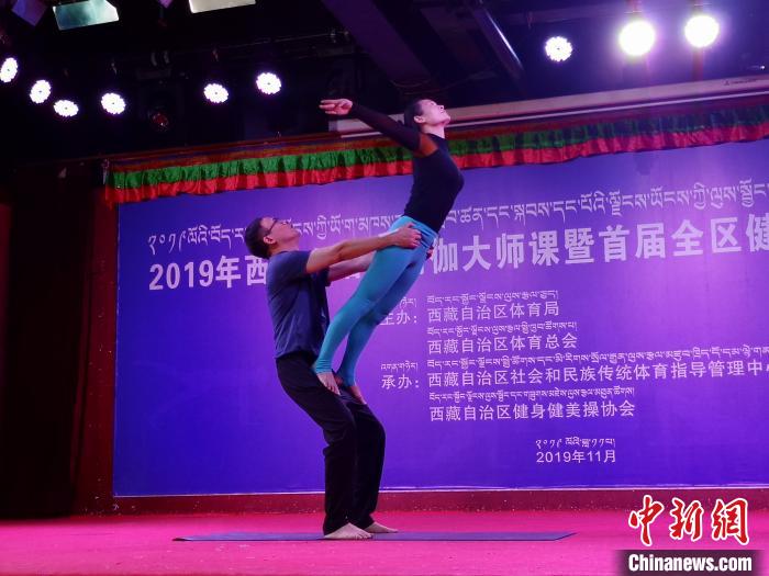 图为选手表演瑜伽动作。　赵朗 摄